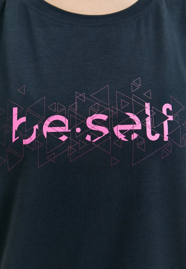 Футболка с геометрическим принтом BeSelf графитовая