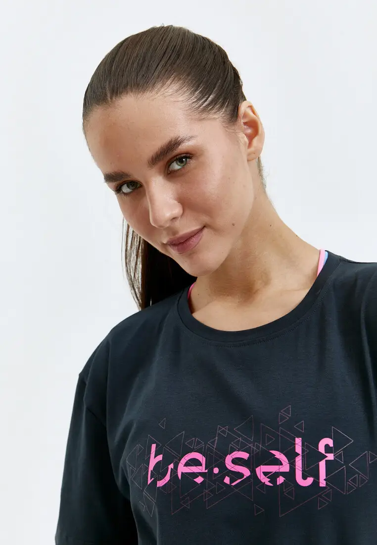 Футболка с геометрическим принтом BeSelf графитовая