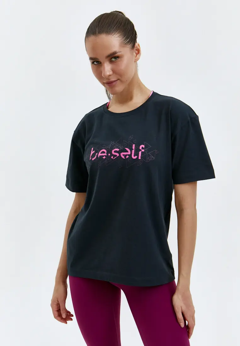 Футболка с геометрическим принтом BeSelf графитовая